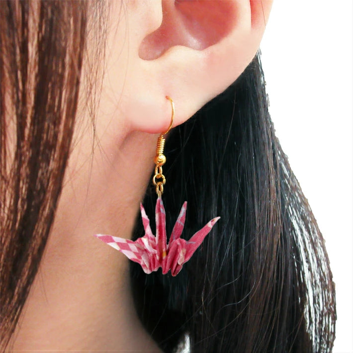 TSUNAGARUORIZURU ハンドメイドアクセサリー折鶴ピアス【妹背山・ピンク&市松模様】(妹背山 連鶴 折鶴 結婚式 アクセサリー 手作り ピアス TSUNAGARU ORIZURU 和雑貨 和小物 着物 浴衣 )